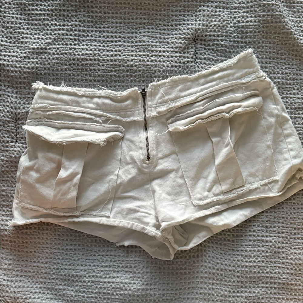 ✨5 for $25✨ White Cargo Shorts with Front Flap Pockets - Picture 2 of 4